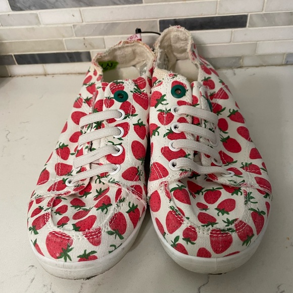 Vionic Shoes - Vionic Beach Pismo Slip on Strawberry
Print canvas sneakers Terry lined sz 6